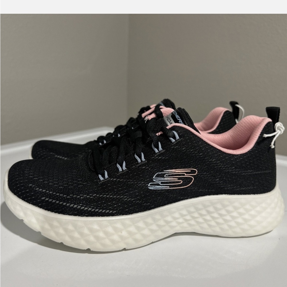 Women’s Skechers Black and Pink Sneakers with Breathable Mesh Lightweight New